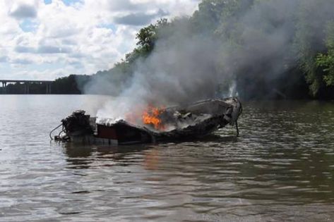 https://www.postfun.com/lol/hilarious-boating-fails/3/ Driving A Boat, Sunken Boats, Boat Humor, Dry Land, Smooth Sailing, Bass Boat, Trippy Wallpaper, Sea Lion, Paddles