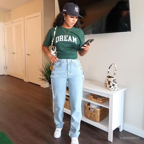 Yankee Hat Outfits Black Women, Yankee Hat Outfits Women, Yankees Hat Outfit, Fitted Hat Outfit, Yankee Hat, Hat Outfits, Hat Outfit, Fashion Enthusiast, Chill Outfits