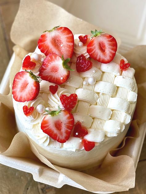 Mini Cake Inspiration, Bento Box Cake Recipe, Bento Cakes Designs, Strawberry Bento Cake, Cute Bento Cakes, Bento Cake Recipe, Strawberry Mini Cake, Mini Strawberry Cake, Bento Cake Ideas