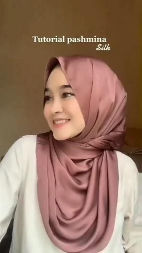 Phasmina Hijab Tutorial, Tutorial Pasmina Silk, Tutorial Pashmina Silk, Silk Hijab Tutorial, Tutorial Tudung, Ootd Ngampus, Hijab Turban Style, Tutorial Hijab Pashmina, Simple Hijab Tutorial