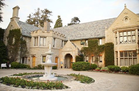 The Playboy Mansion -- the backdrop of some of the wildest parties ever thrown in L.A. -- is for sale ... TMZ has learned. The 6 acre Holmby Hills estate,… Big Mansions, Playboy Mansion, Holmby Hills, Hugh Hefner, Mansions For Sale, Expensive Houses, Celebrity Houses, Big Houses, Architectural Digest