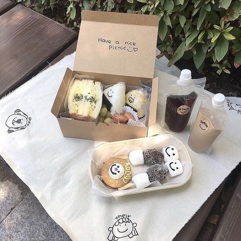 Picnic Aesthetic, Cute Snacks, Picnic Ideas, Picnic Food, Food Obsession, Cafe Food, Korean Food, Puddings, Pretty Food