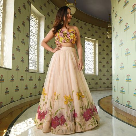 Lehenga Painting, Lengha Designs, Painting Sarees, Jacquard Lehenga, Textile Painting, Haldi Outfits, Organza Lehenga, Hand Painted Dress, Lehenga Designs Simple