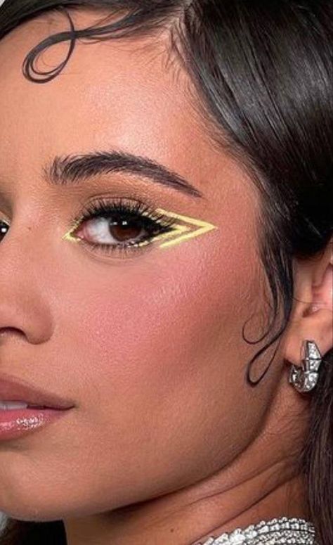 Rave Makeup Men, Colored Liner Makeup Looks, Easy Graphic Liner Hooded Eyes, Easy Graphic Liner Ideas, Color Graphic Liner, Graphic Eyeliner Ideas For Hooded Eyes, Festival Eyeliner, Graphic Eyeliner Color, Neon Graphic Liner