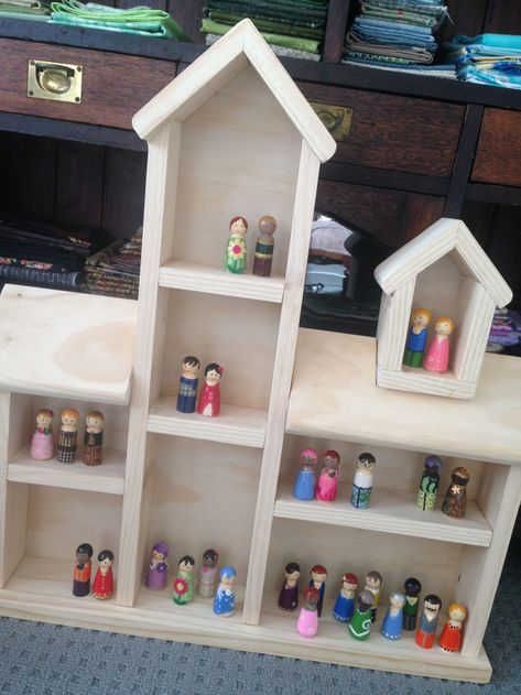 Peg Doll House, Wood Puppet, Peg Doll Ideas, Doll Storage, Wood Peg Dolls, Craft Display, Toy House, Clothespin Dolls, Peg People