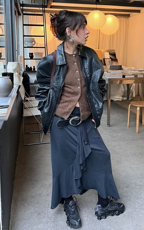 Acubi Party Outfits, Jacket Layering Outfit, Outfits Con Sneakers, Edgy Chic Fashion, Olivia Dean, Layering Fits, Y2k Outfits Aesthetic, Artsy Fashion, Velvet Knit