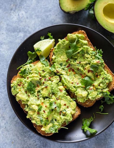 Learn how to make a delicious avocado toast with Elle à Table's guide. Angie Aesthetic, Plant Based Proteins, Simple Avocado Toast, High Protein Breakfast Recipes, Avocado Toast Egg, Low Calorie Breakfast, Avocado Toast Recipe, Winter Arc, Meatless Recipes