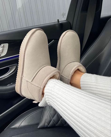 Beige Uggs Outfit, Ugg Slippers Aesthetic, Beige Uggs, Winter Boots 2023, Ugg Beige, Vinter Mode Outfits, Cute Uggs, Ugg Mini, Uggs Outfit