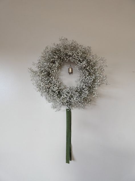 Gypsophila Wreath, Dried Gypsophila, California Christmas, Dried Wreath, Holiday Cards Handmade, Classic Christmas Decorations, Modern Wreath, Winter Wedding Decorations, Christmas Floral Arrangements