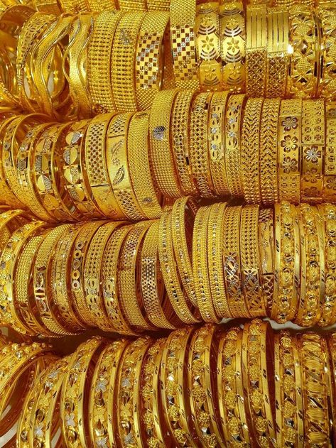 Gold Coin Wallpaper, Gold Souk, Xoxo Jewelry, Classic Bangles, Gold Bangles For Women, Choker Necklace Designs, Crazy Ideas, Photos Of People, Art Jewelry Design