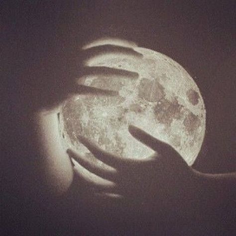 I wish I could hold the moon in my hands Foto Tips, Beautiful Moon, Moon And Stars, Moon Child, Moon Stars, Pics Art, Creepers, Moon Phases, Sun Moon