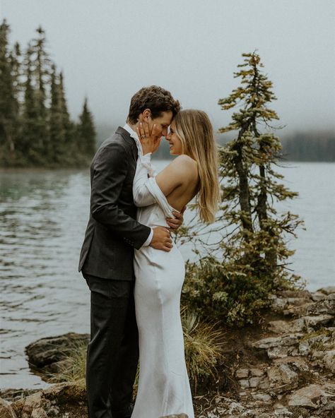 When your elopement is giving *modern mountain chic* This day was seriouslyyyyyy straight out of a fantasy☁️🕊️ Lizzie + Duke are two of the most genuine people, I absolutely adored capturing their sweet love in Mt. Rainier National Park surrounded by the coolest fog and prettiest views✨ Mountain Chic, Lake Elopement, Mt Rainier National Park, Genuine People, Elopement Photos, Mt Rainier, Rainier National Park, Modern Mountain, Mountain Elopement