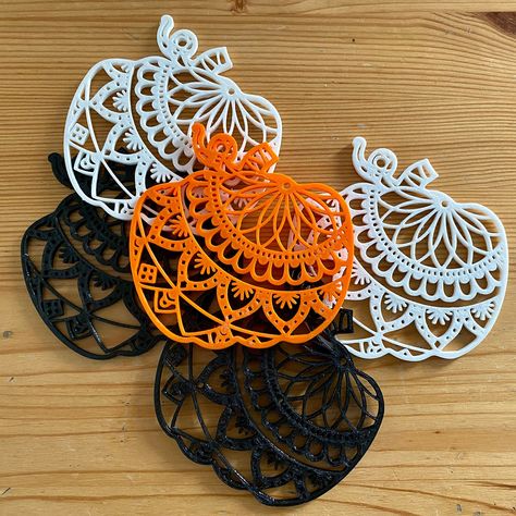 Cute 3d printed pumpkins for your Halloween decor. A minimalist and modern touch for your house and is a good gift for Halloween fans. 5 pack | orange(1), white(2), black(2) Enjoy! 3d Printing Ideas Halloween, Halloween 3d Print, Halloween 3d Printing, 3d Printing Ideas Creative, 3d Printed Gifts, 3d Printer Art, Christmas Gift 3d, Halloween 3d, Art Teaching