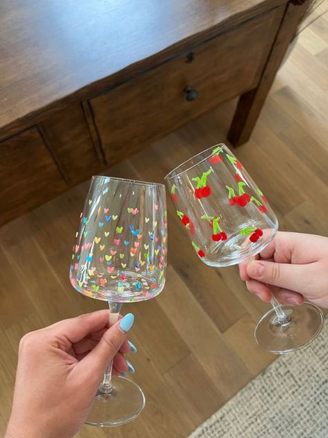 Paint Night Wine Glasses, Painting A Wine Glass Diy, Galentines Party Wine Glass Painting, Cute Painted Glasses, Painted Wine Glasses Aesthetic, Aesthetic Wine Glass Painting, Cherry Wine Glass Painting, Wine Night Crafts, Wine And Paint Night Aesthetic