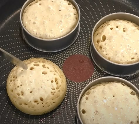 Retired chef shows the “proper” way to make true English crumpets worth serving Crumpets Recipe Easy South Africa, English Crumpets Recipe, Crumpets Recipe Easy, English Crumpets, Luncheon Recipes, English Muffin Recipe, Crumpet Recipe, Canned Biscuit, British Cooking