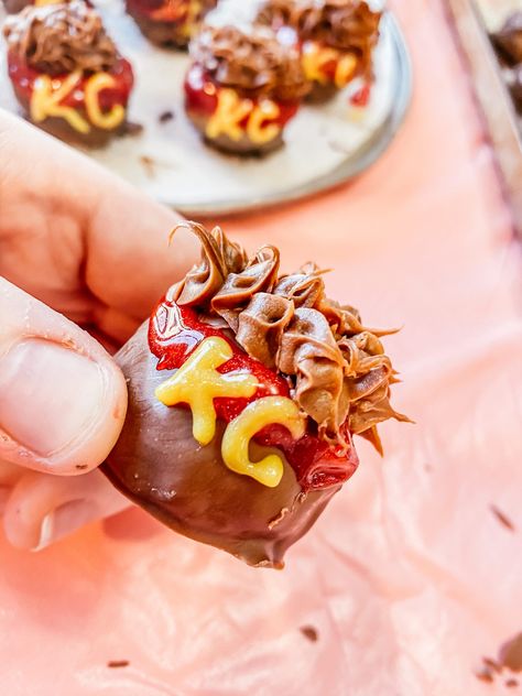 Patrick Mahomes Chiefs Cookie Balls Recipe - Sarah Scoop Chiefs Rice Krispie Treats, Kc Chiefs Appetizers, Chiefs Themed Desserts, Kc Chiefs Dessert Ideas, Kc Chiefs Football Snacks, Kc Chiefs Snack Ideas, Chiefs Appetizer, Chiefs Super Bowl Food, Kc Chiefs Superbowl Food