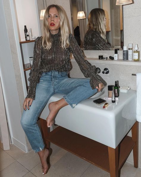 Jessie Bush (@wethepeoplestyle) on Instagram: “Perfecting the art of procrastination.”  As seen wearing L'AGENCE Paola Blouse.   Shop Now:  https://www.lagencefashion.com/clothing/paola-shear-long-sleeve-turtle-neck-blouse-gold-metallic    @lagencefashion.com #ladieswholagence #lagenceladies #lagencelife #lagencedenim #thefrenchjean #lagencecollection #instastyle #designerdenim #luxurysilks Classy Business Outfits, Look Jean, Fest Outfits, Oufits Casual, Denim On Denim, Chique Outfits, Blogger Outfits, Stylish Work Attire, New Years Outfit