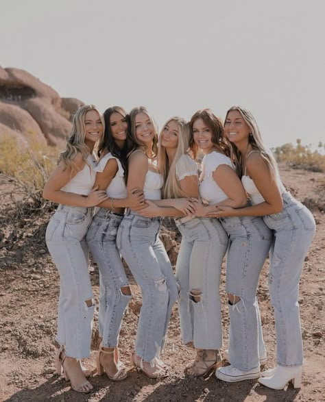 6 People Picture Poses, Photoshoot With Friends Group Shots, Group Of Friends Photoshoot Ideas, Group Jeans Photoshoot, Coordinating Outfits For Friend Group, Group Modeling Poses, Friend Picture Ideas Group, Group Of 8 Poses, 6 Friends Photoshoot