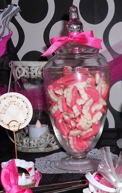 Teeth sweets Monster High Party Food, Monster High Birthday Party Ideas, Monster High Halloween, Monster High Birthday Party, Vampire Party, Monster High Party, Candy Table, Birthday Halloween Party, First Tooth