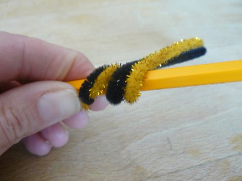 Bee Hives Diy, Bumble Bee Craft, Bee Hive Craft, Pipe Cleaner Animals, Bee Crafts For Kids, Hanging Craft Ideas, Hanging Craft, Small Bees, Bible School Crafts