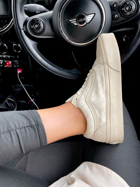 Orginial vans in beige Beige Vans, Minimalist Outfits, Beige Outfit, Minimalist Outfit, Tennis, Outfit Inspirations, Quick Saves