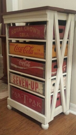 Old Coke Crate Ideas, Soda Crate Ideas, Old Coke Crates, Coke Crate Ideas, Crate Crafts, Crate Decor, Coca Cola Decor, Old Crates, Crate Ideas