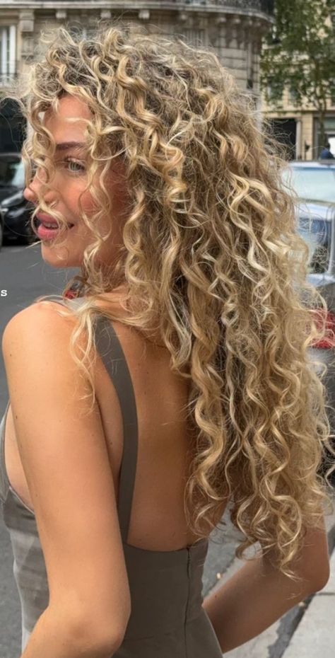 Long Permed Hair, Dark Blonde Curly Hair, Blonde Curly Hair Natural, Blonde Hair Curly, Curly Hairdos, Beach Wave Perm, Blond Curls, Curly Hair Advice, Blonde Highlights Curly Hair