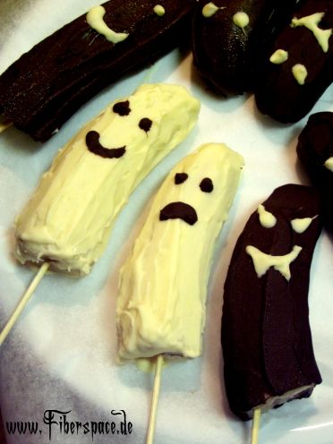 Halloween-Candy / Selbstgemachte Süßigkeiten für Halloween: Jetzt wird eisig – mit gefrorenen Bananengeistern am Stiel Halloween Party Appetizers Easy, Halloween Desserts Kids, Halloween Appetizers For Adults, Halloween Food For Adults, Fun Halloween Appetizers, Banana Ghosts, Halloween Fingerfood, Halloween Appetizers Easy, Halloween Party Appetizers