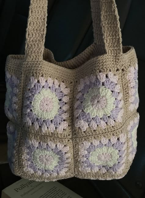 Small Granny Square Bag, Crochet Messenger Bag, Crochet Granny Square Bag, Granny Square Bag, Crochet Business, Crochet Design Pattern, Kawaii Crochet, Crochet Inspo, Crochet Granny Square