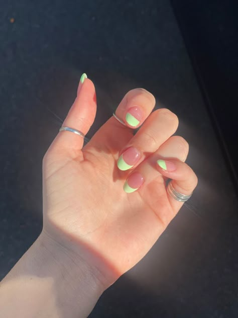 Acrylic nail ideas summer nails bright nails vibrant lime green summer 2021 Light Lime Green Nails, Lime Green Almond Nails, Bright Dip Nails, Lime Green French Tip Nails, Summer Green Nails, Lime Green Nails Design, Bright Green Nails, Lime Nails, Nails Inspiration Summer