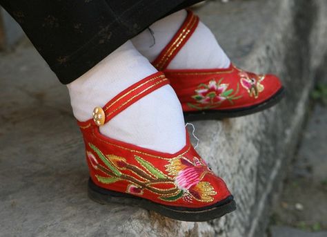 bound feet ~ not so tippity tap Lotus Shoes, Kimono Geisha, Chinese Shoes, Golden Lotus, Antonio Berardi, Rich Women, Selena Quintanilla, Body Modifications, Qing Dynasty