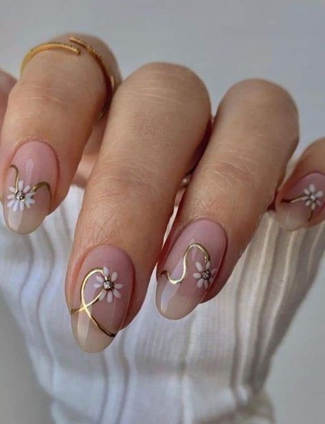 Nails Yellow, Graduation Nails, Daisy Nails, Flower Nail Designs, Casual Nails, Her Nails, Flower Nail, Elegant Nails, Minimalist Nails