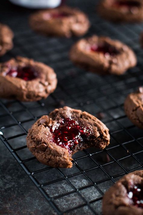 Thumbprint Cookies Christmas, Cookies With Raspberry Jam, Raspberry Thumbprint, Raspberry Thumbprint Cookies, Chocolate Thumbprint Cookies, Jam Thumbprint Cookies, Thumbprint Cookies Recipe, Raspberry Cookies, Jam Cookies