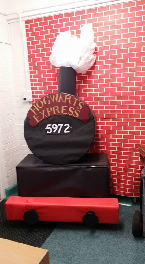 Hogwarts Express Decoration, Harry Potter Dramatic Play, Harry Potter Wall Hanging, Harry Potter Office Decorations, Diy Harry Potter Trolley, Harry Potter School Theme, Hogwarts Express Train Diy, Diy Hogwarts Express, Harry Potter Cubicle