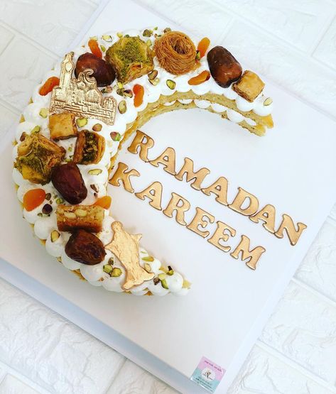 Ramadan Cheesecake, Ramadan Cakes, Ramadan Cake, Limestone Texture, Diy Eid Gifts, Ramadan Ideas, Eid Ideas, Food Photography Lighting, Ramadan Desserts