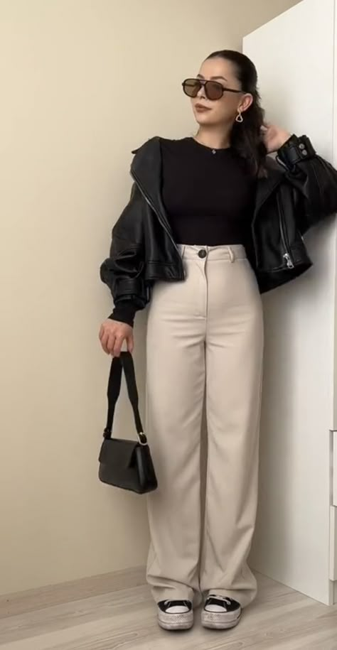 Basic Ootd Ideas, Semi Casual Outfit Women Winter, Beige Pants Winter Outfit, Mis Sized Outfits, Outfit With Beige Pants, Jeans Outfit Women Winter, Beige Pants Outfit Winter, Outfit Con Pantalon Beige, 3 Quarter Pants Outfits