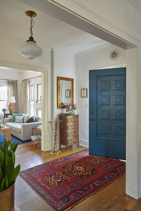 Entryway Lighting Ideas, White Foyer, Small Entryway Ideas, Traditional Foyer, Small Entryway Table, Entryway Table Decor Ideas, White Console Table, Entryway Table Decor, Small Entryways