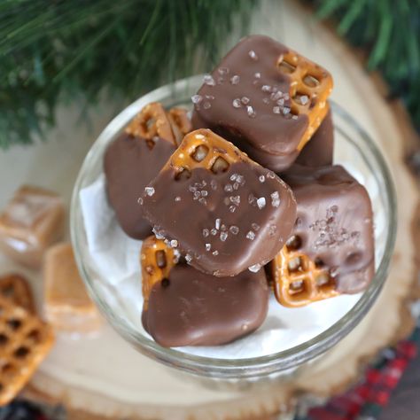 Salted Caramel Chocolate Pretzel recipe {these are AMAZING} Caramel Chocolate Pretzels, Chocolate Pretzels Recipe, Pretzel Chocolate Bites, Salted Caramel Pretzels, Chocolate Caramel Pretzels, Pretzel Recipe, Pretzel Treats, Caramel Pretzels, Easy Christmas Treats