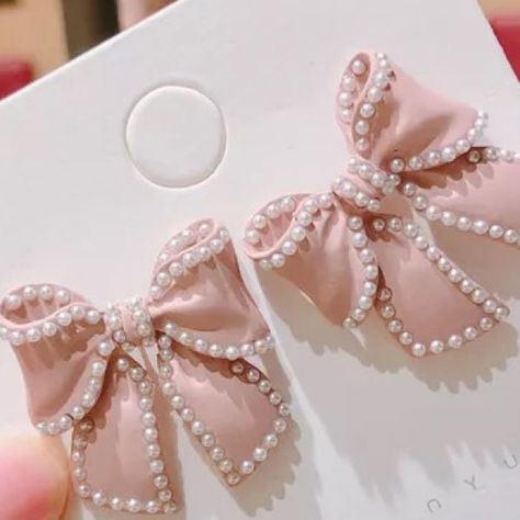 Gorgeous Lapearla Bow Earrings. Trimmed In Faux Pearls. New In Package Pink Coquette Jewelry, Accesorios Aesthetic, Coquette Jewelry, Bows Coquette, Halloween Skeleton Hand, Pink Hair Bows, Pink Things, Eyeliner Styles, Glamour Nails