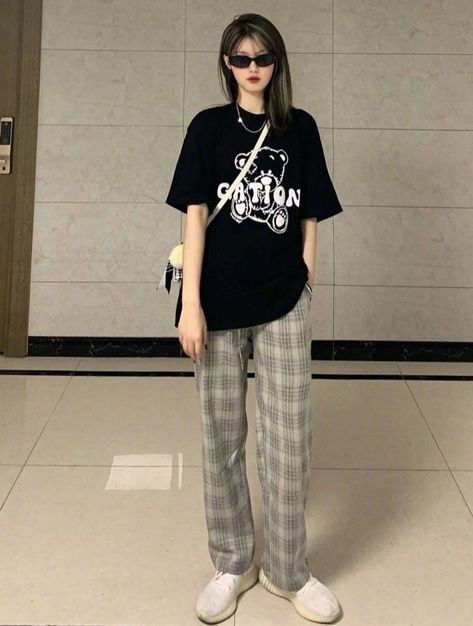 Korean Tshirt Outfit, Oversized T Shirt Outfit, Outfit Ideas Korean, Loose Pants Outfit, Casual Fashion Trends, T Shirt Outfit, Tshirt Outfit, Korean Fashion Summer, Casual College Outfits