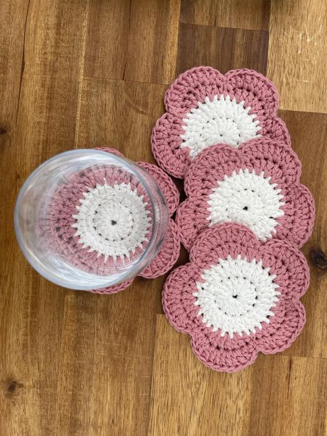 Dessous de verre fait main au crochet Nous vous présentons notre dessous de verre floral au crochet fait main, un ajout charmant à votre décoration intérieure qui allie fonctionnalité et ajoute une touche de fantaisie et d'élégance à n'importe quel plateau de table tout en ajoutant une touche de couleur et de charme à votre espace. Caractéristiques : * Chaque sous-verre est unique, offrant une pièce unique en son genre qui ajoute du caractère et de la personnalité à votre espace. * Dessous de ve Crochet Flower Coaster, Flower Coaster, Crochet Coaster, Mode Crochet, Crochet Coasters, Mug Rugs, Crochet Flower, Crochet Flowers, Handmade Crochet