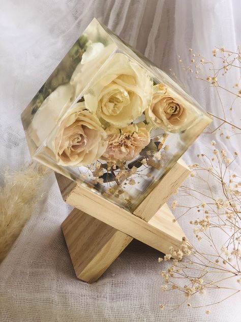 Resin Wedding Centerpieces, Flower Bouquet Preservation, Flower Epoxy, Dried Flowers Diy, Floral Preservation, Resin Crafts Tutorial, Bouquet Preservation, Flower Gift Ideas, Origami Crafts Diy