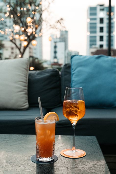 Coctails on a rooftop bar in Cambodia Patio Drinks Aesthetic, Patio Photoshoot, Rooftop Bar Aesthetic, Cocktail Photoshoot, Nashville Lifestyle, Roof Idea, Rooftop Photoshoot, Cocktail Chic, Cocktail Photos