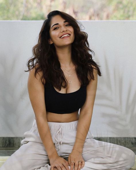 Ruhani Sharma, Family Films, Actress Wallpaper, Casual Indian Fashion, Family Movies, Hot Pics, Beautiful Smile Women, Desi Beauty, Bollywood Actress