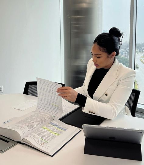 Bossy Aesthetic, Bun Hairstyles Black, Boss Babe Aesthetic, White Outfit Ideas, White Blazer Outfits, Writing Aesthetic, Stay The Course, Law School Inspiration, Business Vision Board