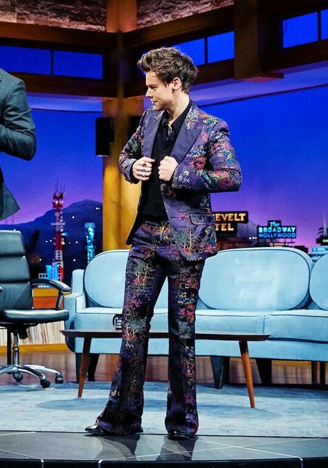 Harry on the Late Late Show with James Corden Harry Styles Late Late Show, Harry Styles Suit, Harry Styles Suits, Harry Styles Fanfiction, Harry Outfits, Gambar One Direction, Harry Styles Outfit, Holmes Chapel, Late Late Show