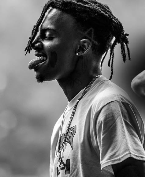 White Rappers Aesthetic, Black And White Rapper, Carti Pics, Play Boi Carti, Famous Rappers, Playboy Carti, Rapper Wallpaper, Concert Pictures, Rapper Wallpaper Iphone