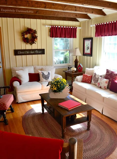 Cottage Style Living Room With Red Accents Rustic Cottage Living Room, Cottage Style Living Room, Rustic Farmhouse Living Room, Farmhouse Style Living Room, Living Room Red, Cottage Living Rooms, Christmas Decorations Living Room, Farmhouse Living Room, Red Decor