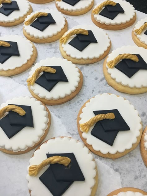 Graduation Biscuits, Graduation Deserts Ideas, Grad Treats, Graduation Dessert Ideas, Graduation Cakepops, Graduation Sweets, Graduation Cake Pops, Graduation Cake Designs, Graduation Party Desserts