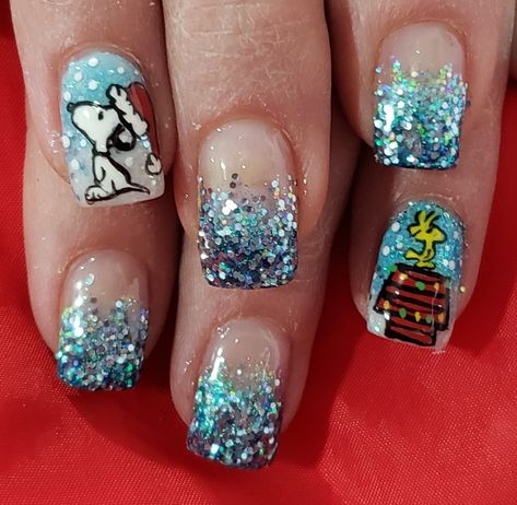 Snoopy Christmas Nails Snoopy Christmas Nails, Christmas Nails 2022 Short, Cute Christmas Nail Ideas, Christmas Nails Cute, Nail References, Snoopy Nails, Snowman Nail, Snoopy Holiday, Charlie Brown Woodstock